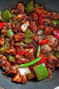 Easy black pepper chicken recipe served over steamed jasmine rice in a white bowl